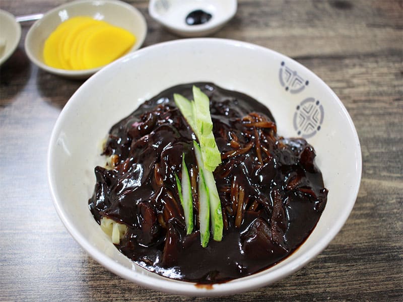 Blackbeansauce nudler