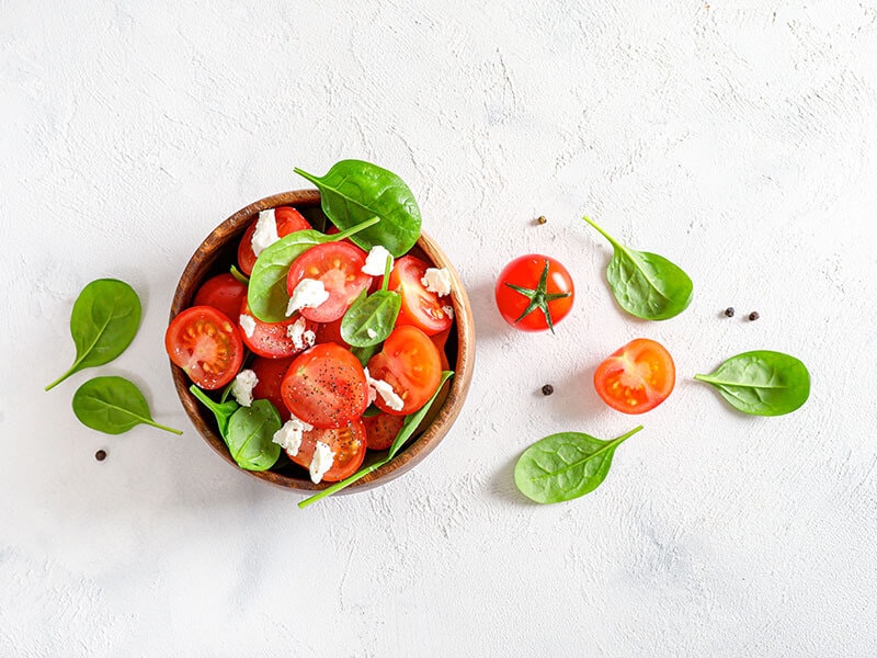 Ensalada de tomate a base de hierbas