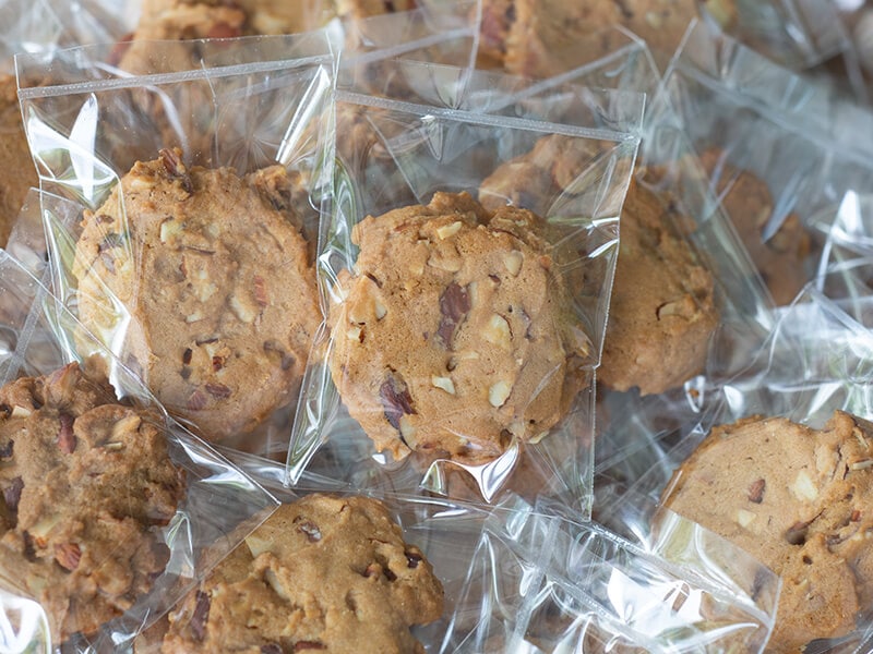 Put Cookies In Plastic Bags